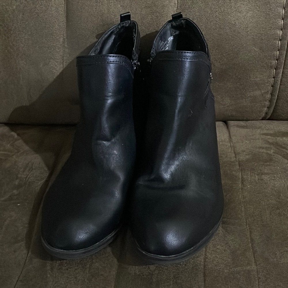 Very gently used meToo Felicity Ankle Boots in great condition.